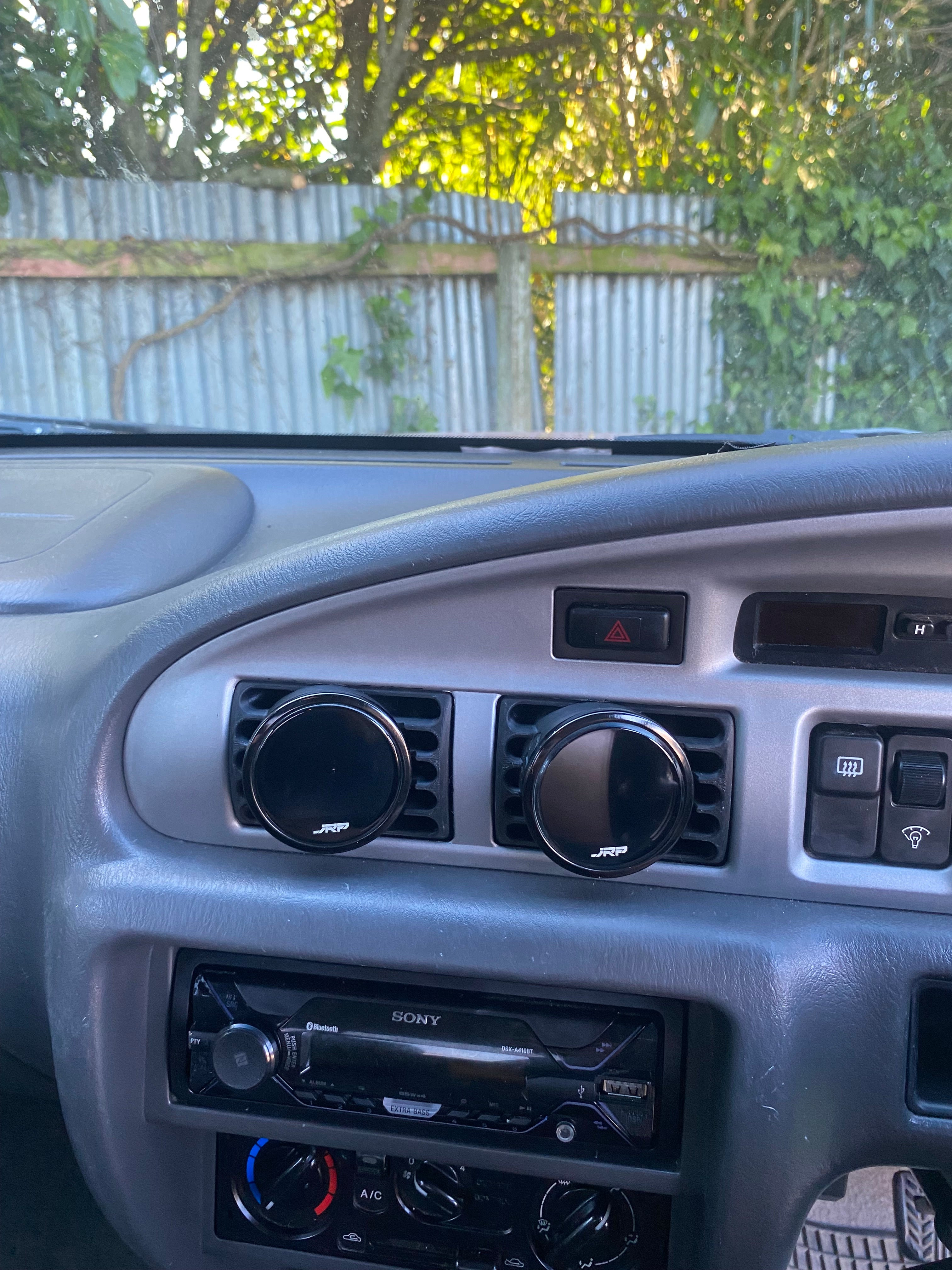 Air Vent Gauge Holder (Courier/Bounty)